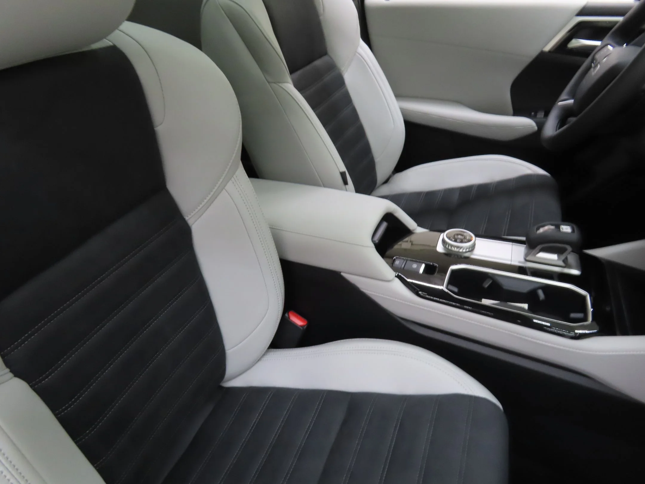 Used 2025 Blue Mitsubishi SE image 27