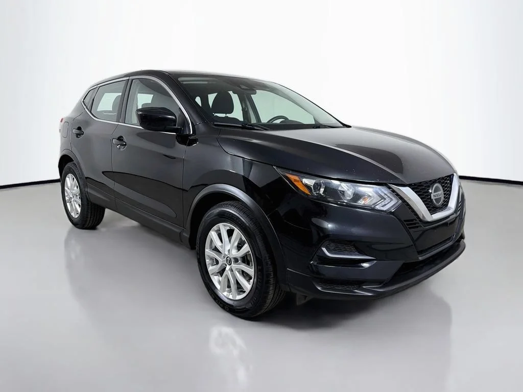 Used 2021  Nissan S image 4