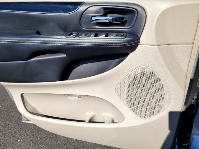 Used 2017 Silver Dodge SXT image 14