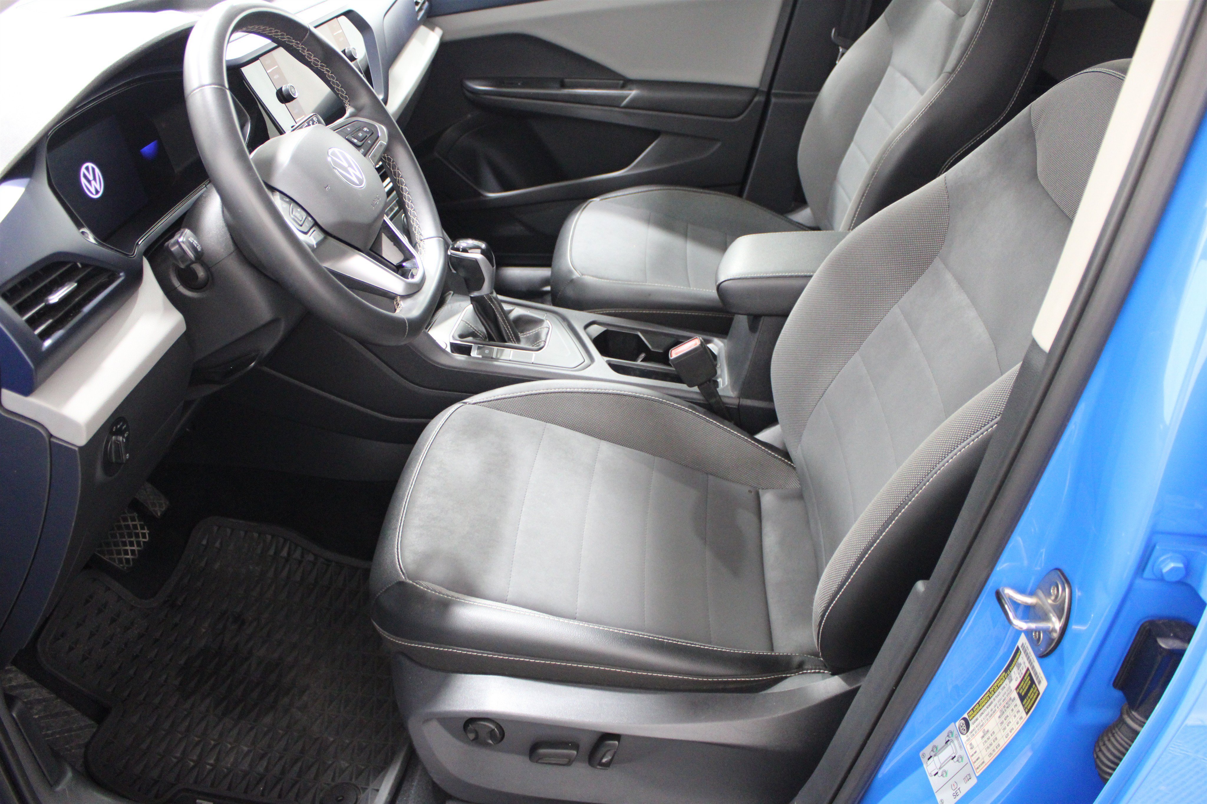 Used 2022 Blue Volkswagen SE image 5