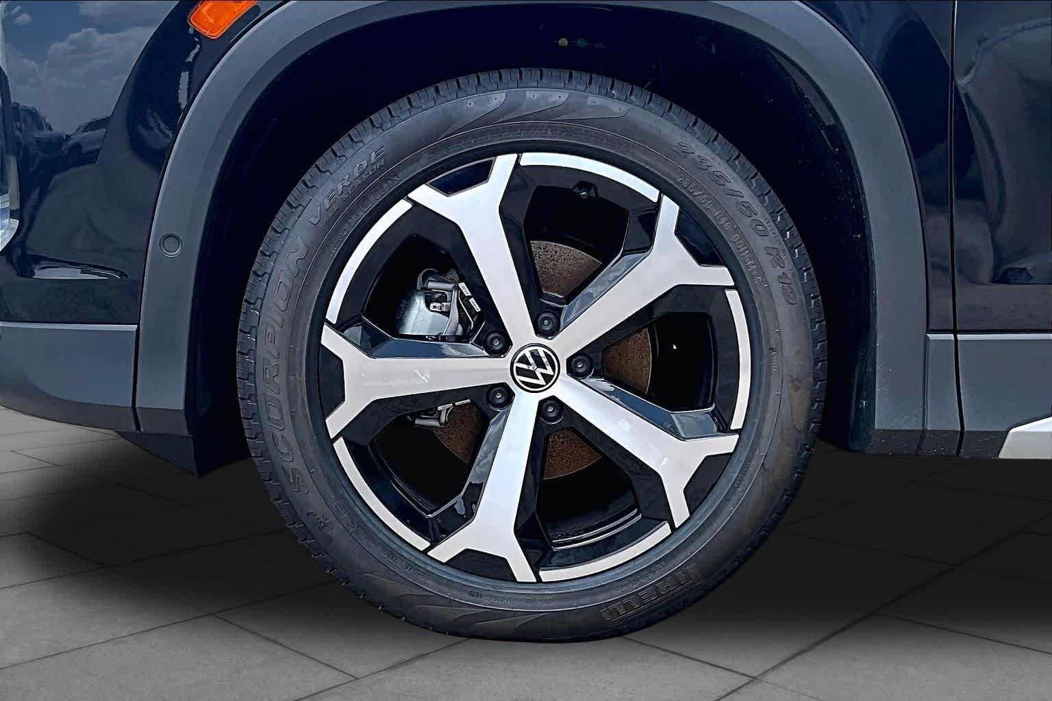 New 2026 Deep Black Pearl Volkswagen 2.0T SE image 11