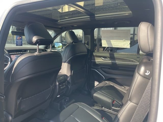New 2026 Bright White Clear-Coat Exterior Paint Jeep Limited image 10