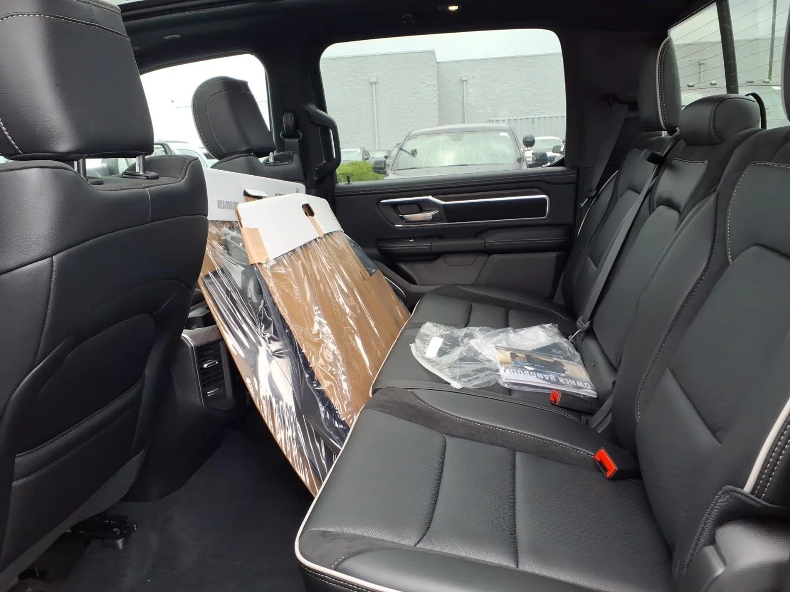 New 2026 Diamond Black Crystal Pearl-Coat Exterior Paint RAM Laramie image 14