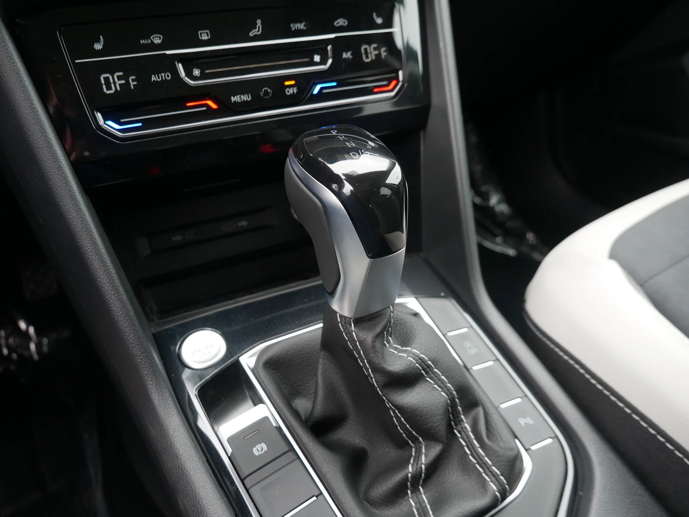 New 2026 Deep Black Pearl Volkswagen SE image 9