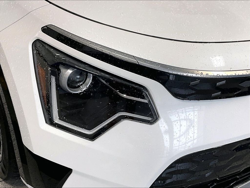 Used 2023 White Kia Wind image 32