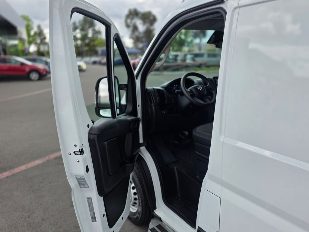 Used 2025 White Ram Base image 31