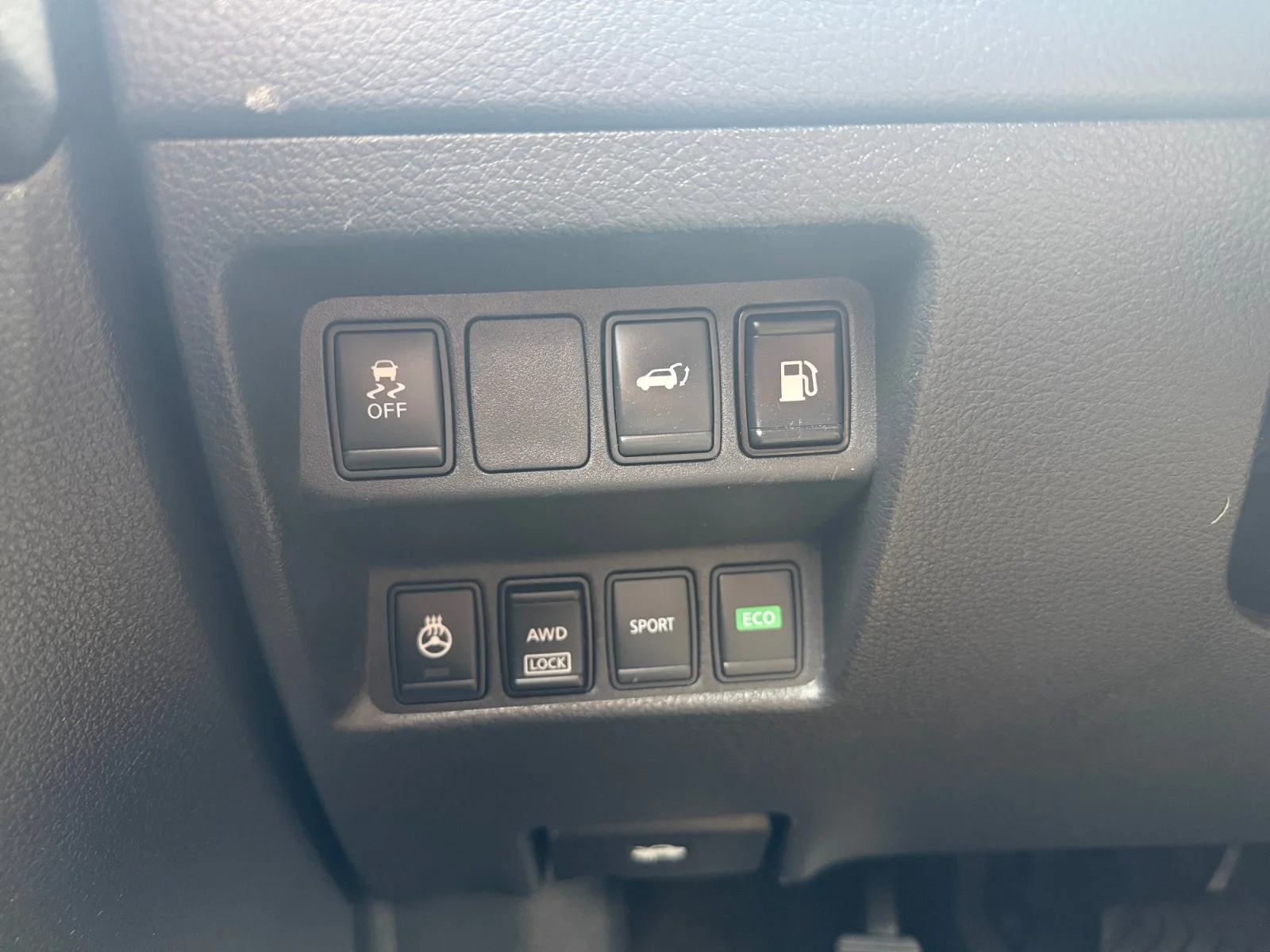 Used 2018 Pearl White Nissan SV image 17