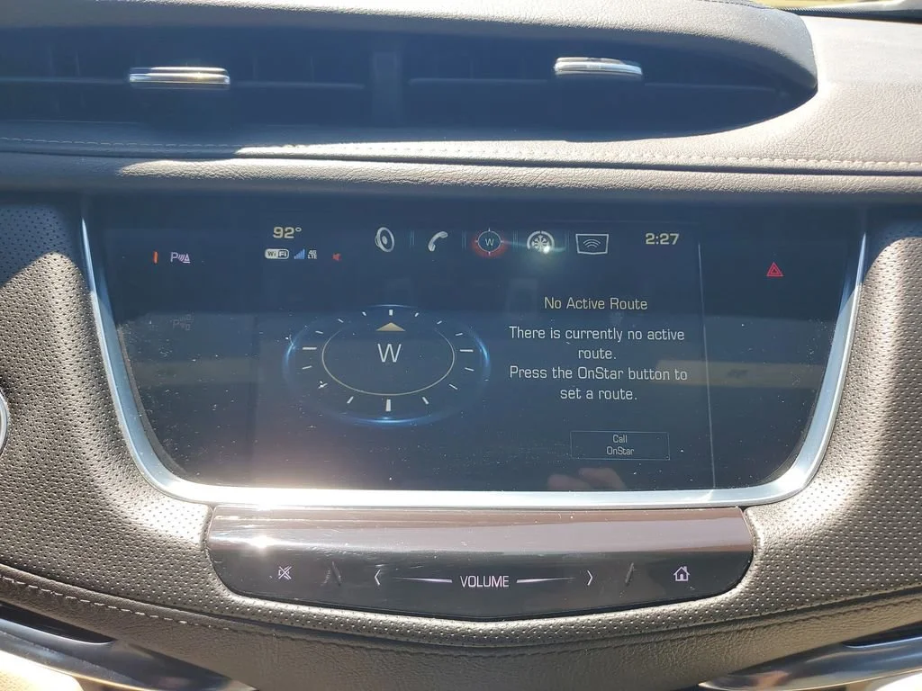 Used 2018 HARBOR BLUE METALLIC Cadillac FWD image 18