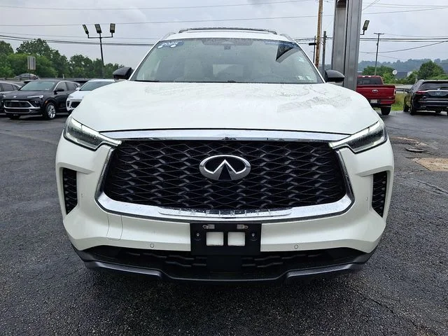 Used 2025 White INFINITI Sensory image 2