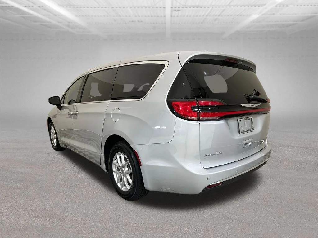 Used 2023 Silver Chrysler Touring L image 3