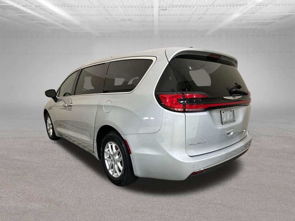 Used 2023 Silver Chrysler Touring L image 3