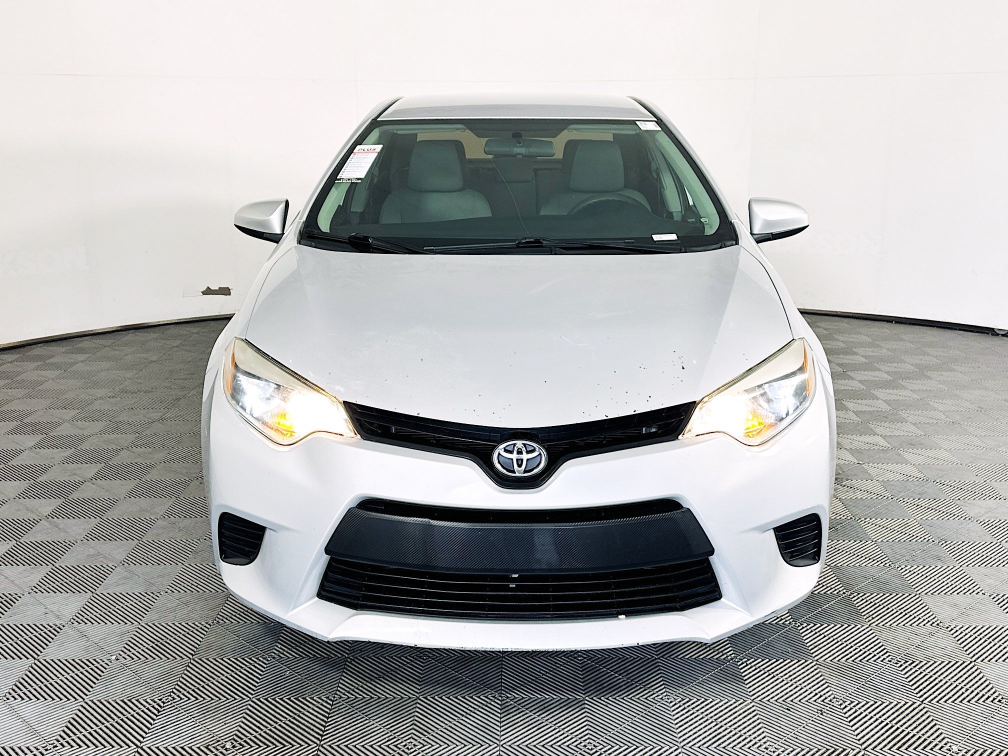 Used 2014 Classic Silver Metallic Toyota LE image 8
