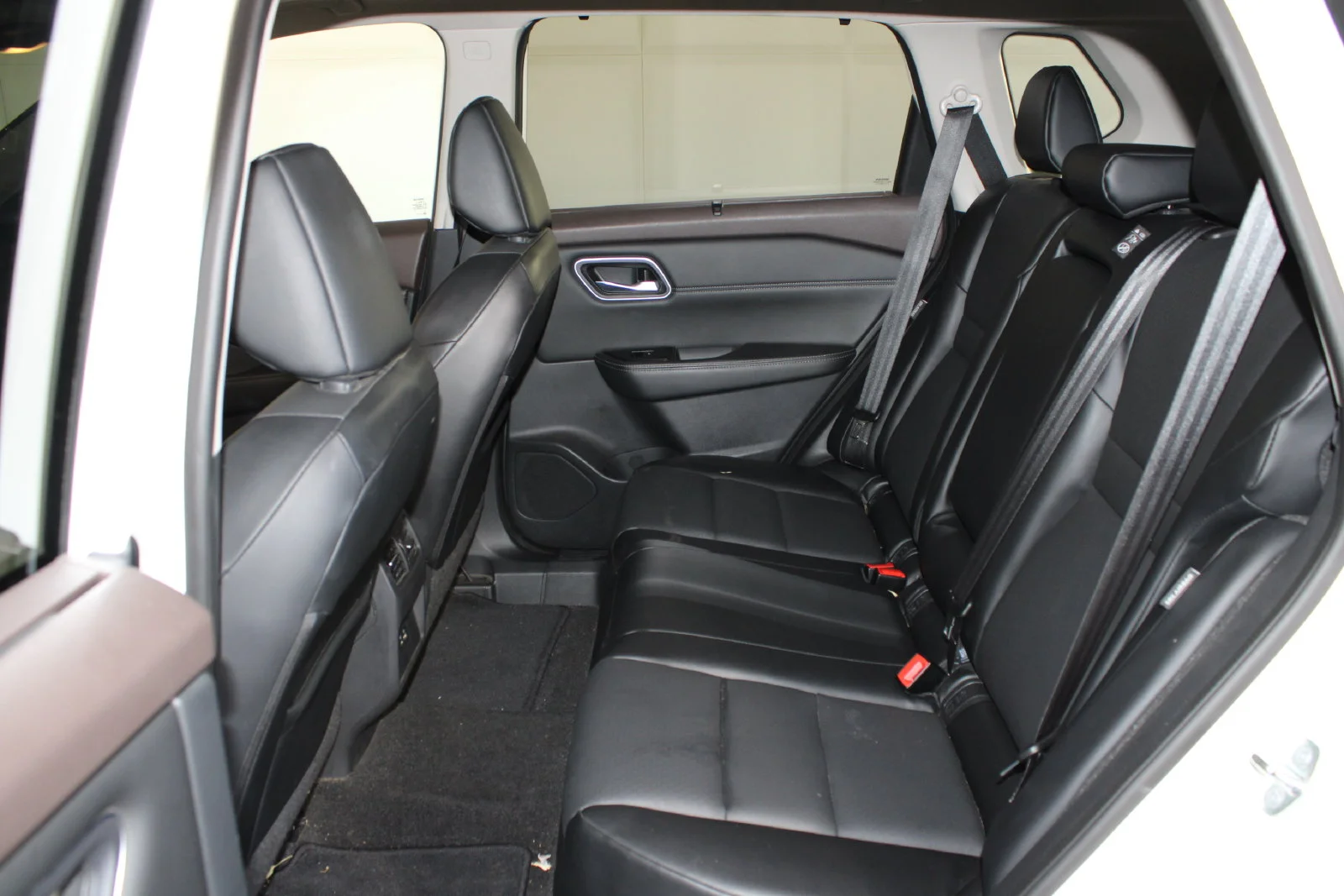 Used 2021 White Nissan SV image 7