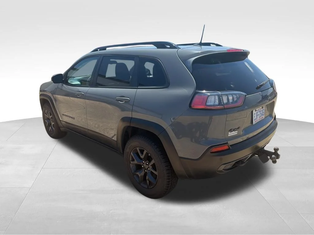 Used 2019 Gray Jeep Latitude image 7