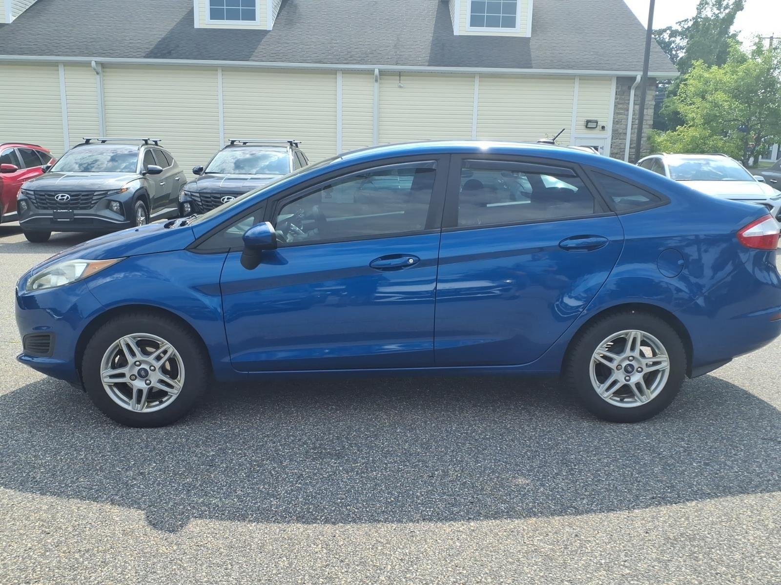 Used 2019 Lightning Blue Ford SE image 9