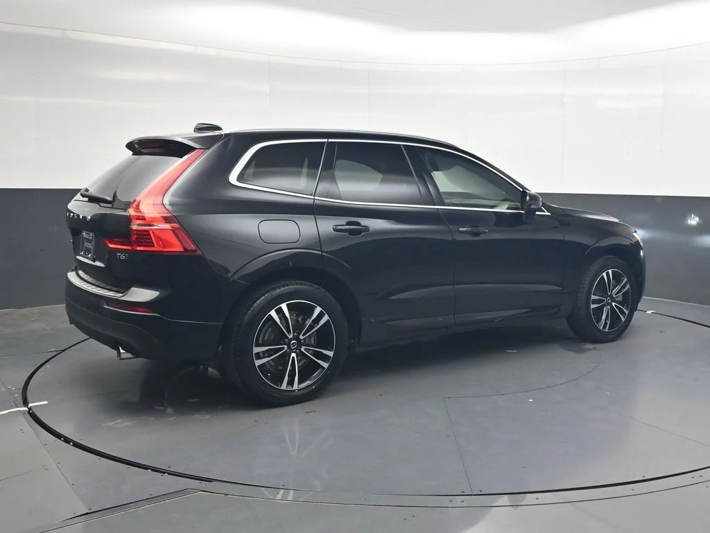 Used 2020 Onyx Black Metallic Volvo T6 Momentum image 4