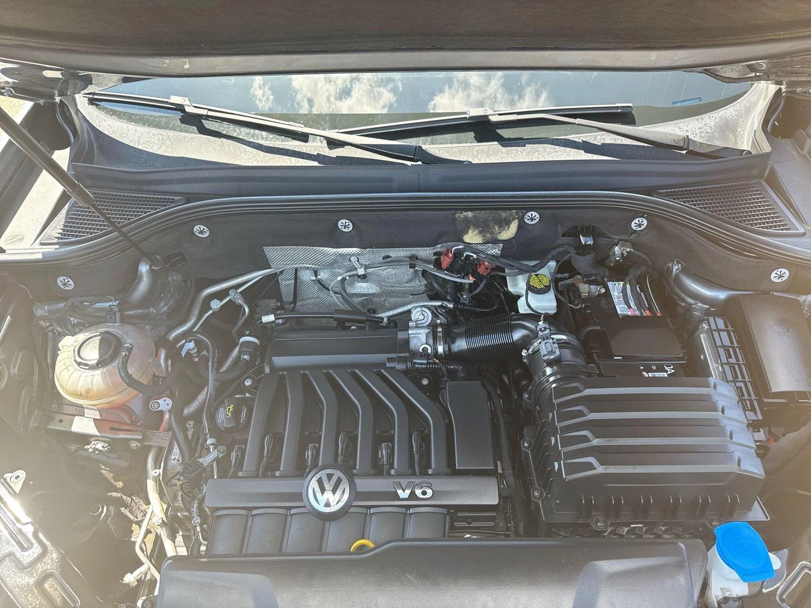 Used 2021 Platinum Gray Metallic Volkswagen 3.6L V6 SE w/Technology image 26