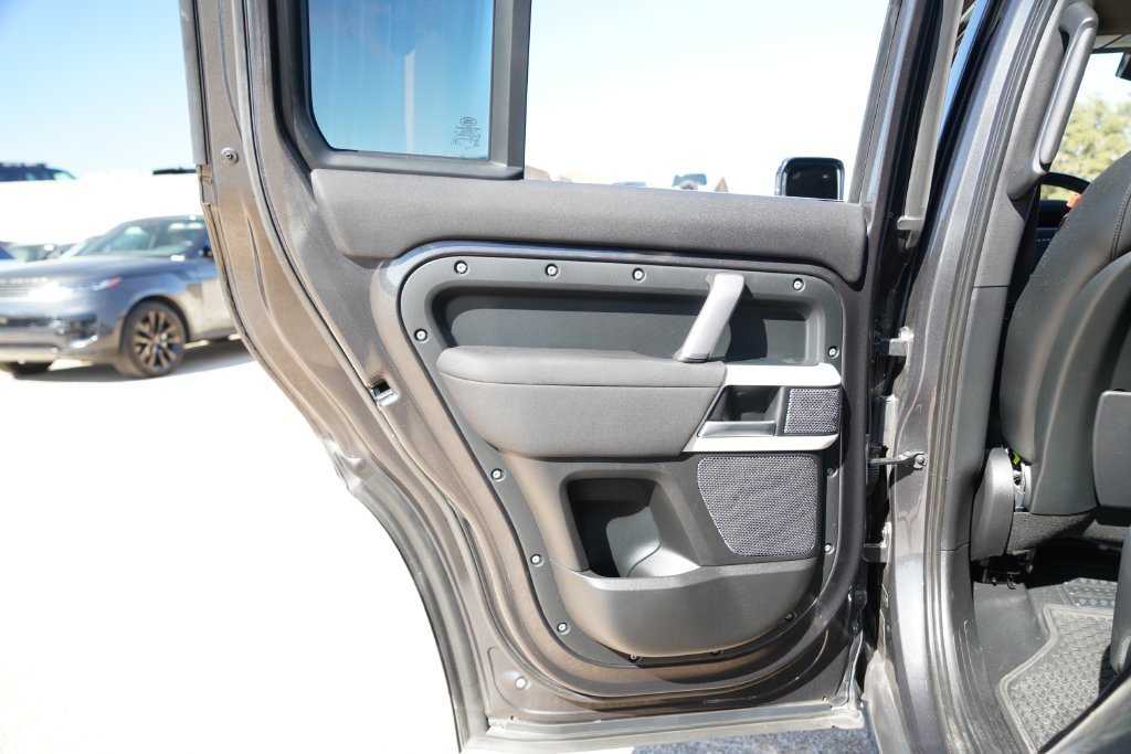 Used 2022 Carpathian Gray Premium Metallic Land Rover X-Dynamic SE image 31