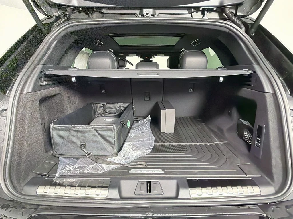 New 2027 Santorini Black Land Rover Dynamic SE image 28