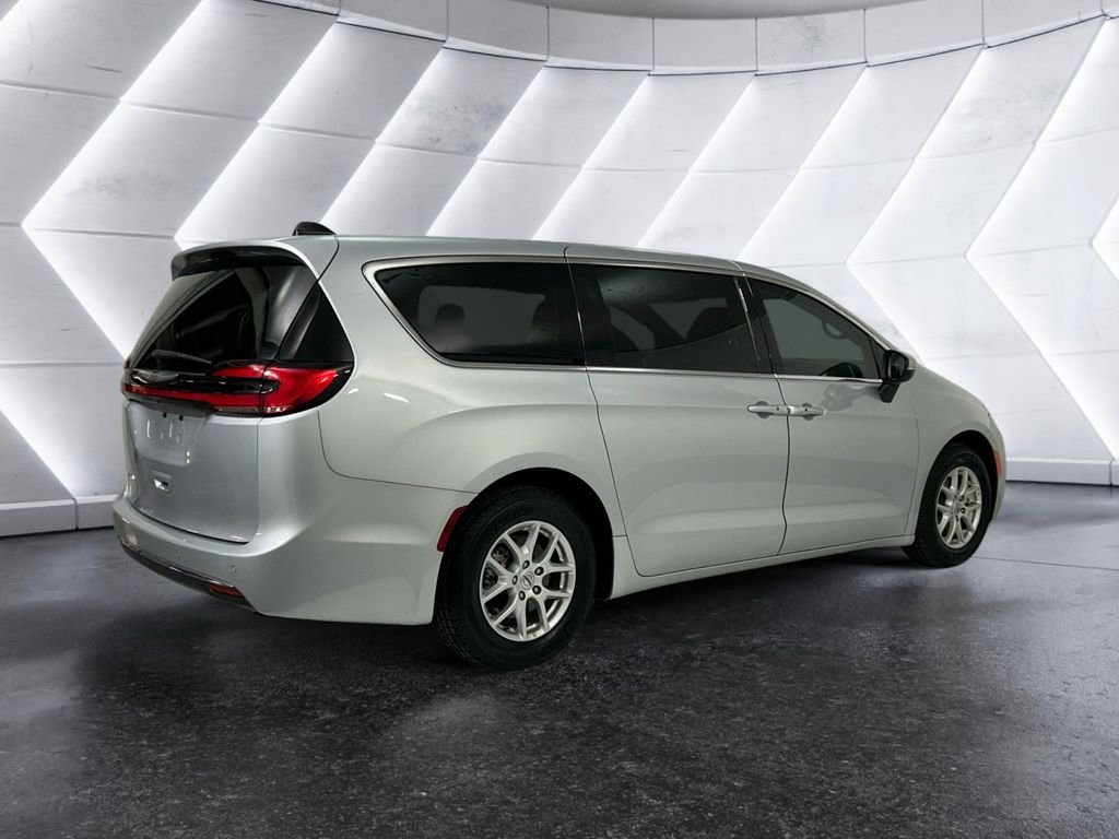 Used 2023 Silver Chrysler Touring L image 4