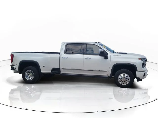 Used 2025 Beige Chevrolet High Country image 4