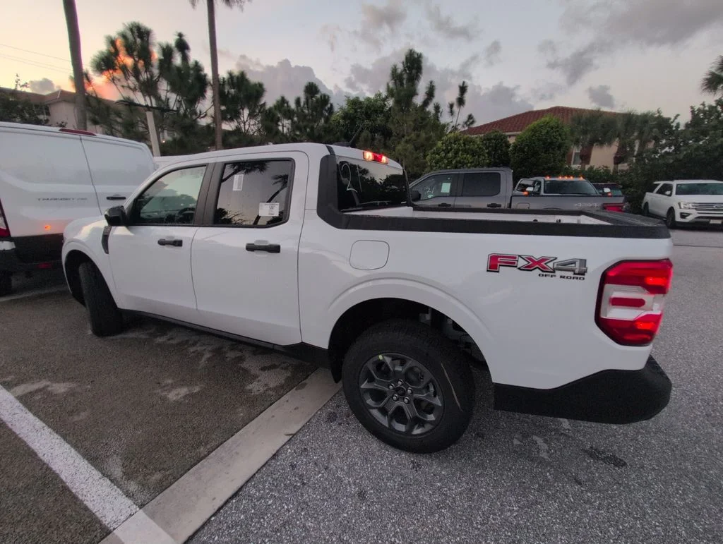 New 2025 Oxford White Ford XLT image 10
