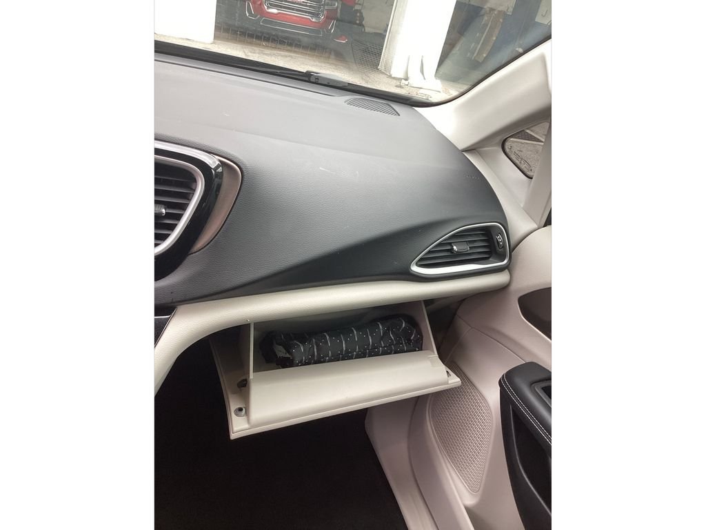 Used 2022 Gray Chrysler LX image 33