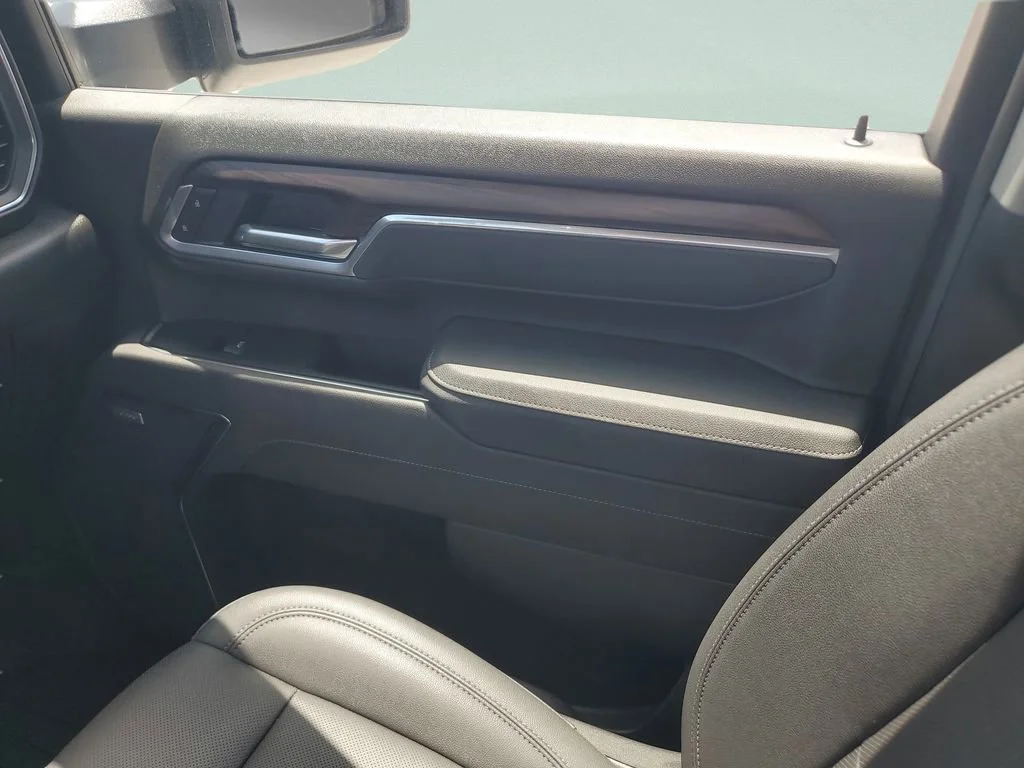 Certified Used 2025 Sterling Metallic GMC SLT image 16