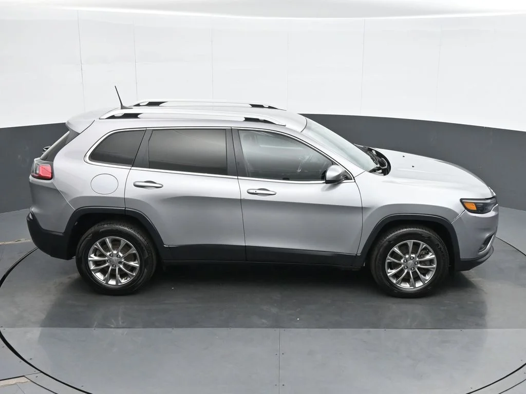 Used 2019 Silver Jeep Latitude Plus image 22