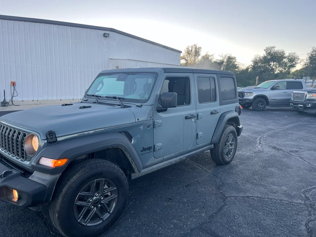 Used 2025 Anvil Clearcoat Jeep Sport S image 3