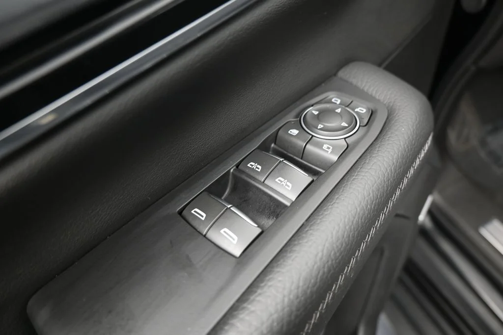 2025 GMC Yukon Denali - Photo 13