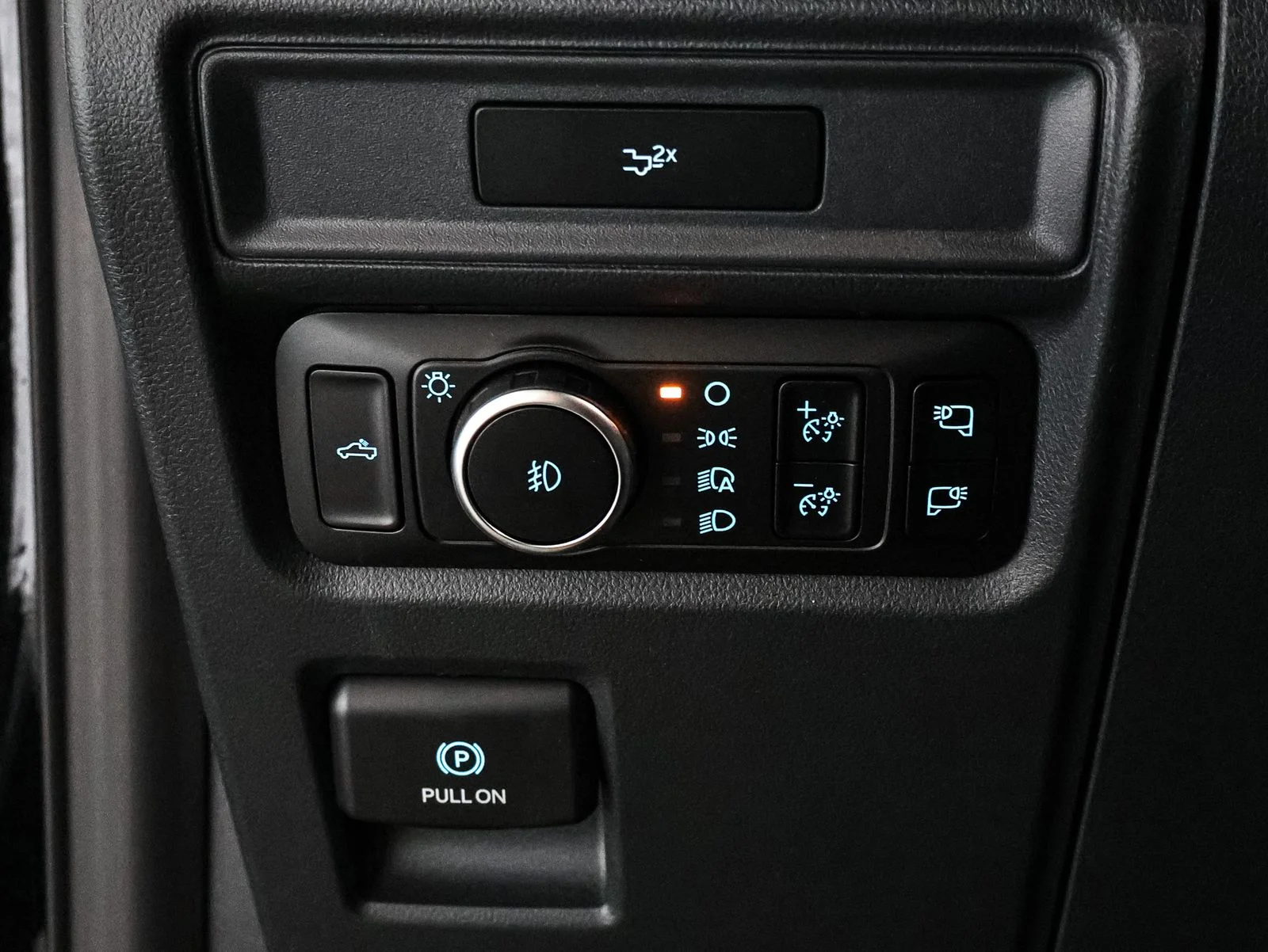 New 2026 Agate Black Metallic Ford XLT image 31