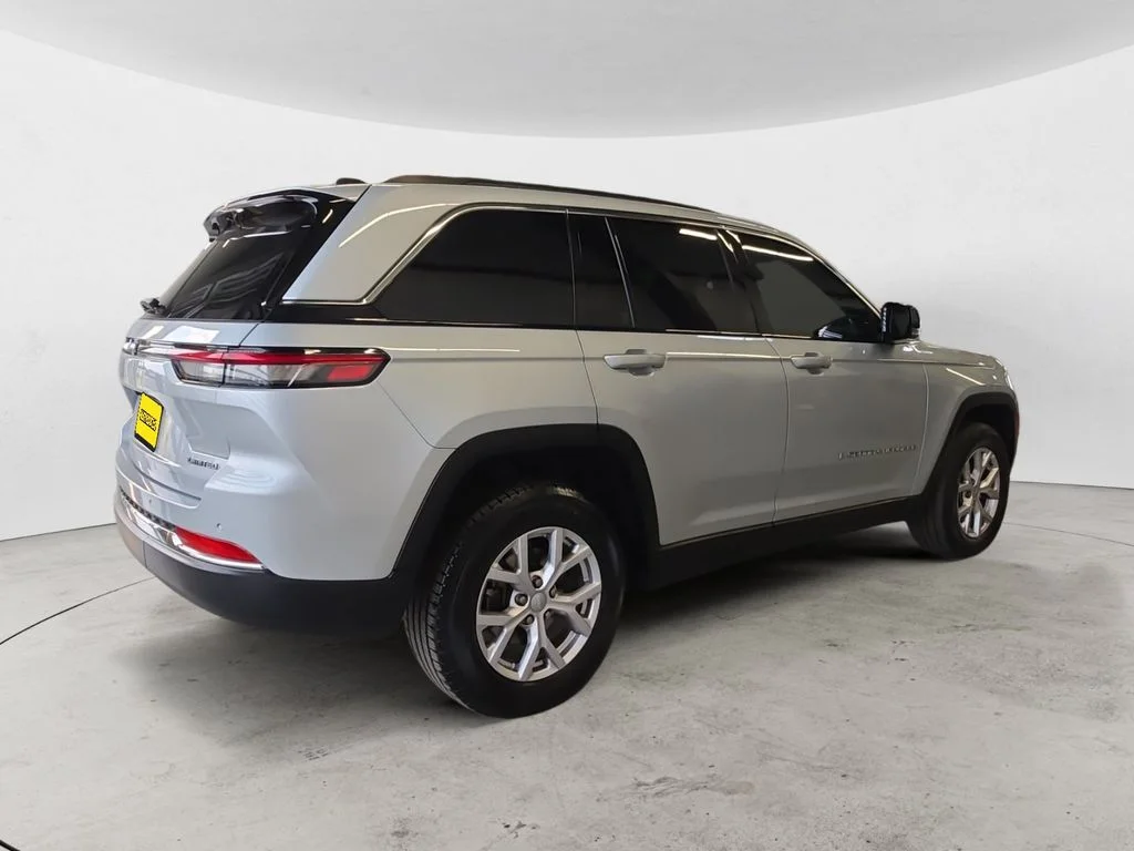 Used 2022 Silver Jeep Limited image 5