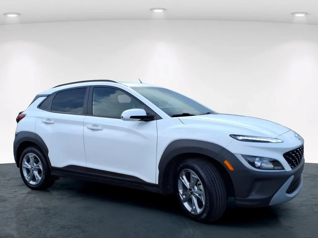 Used 2023 White Hyundai SEL image 5