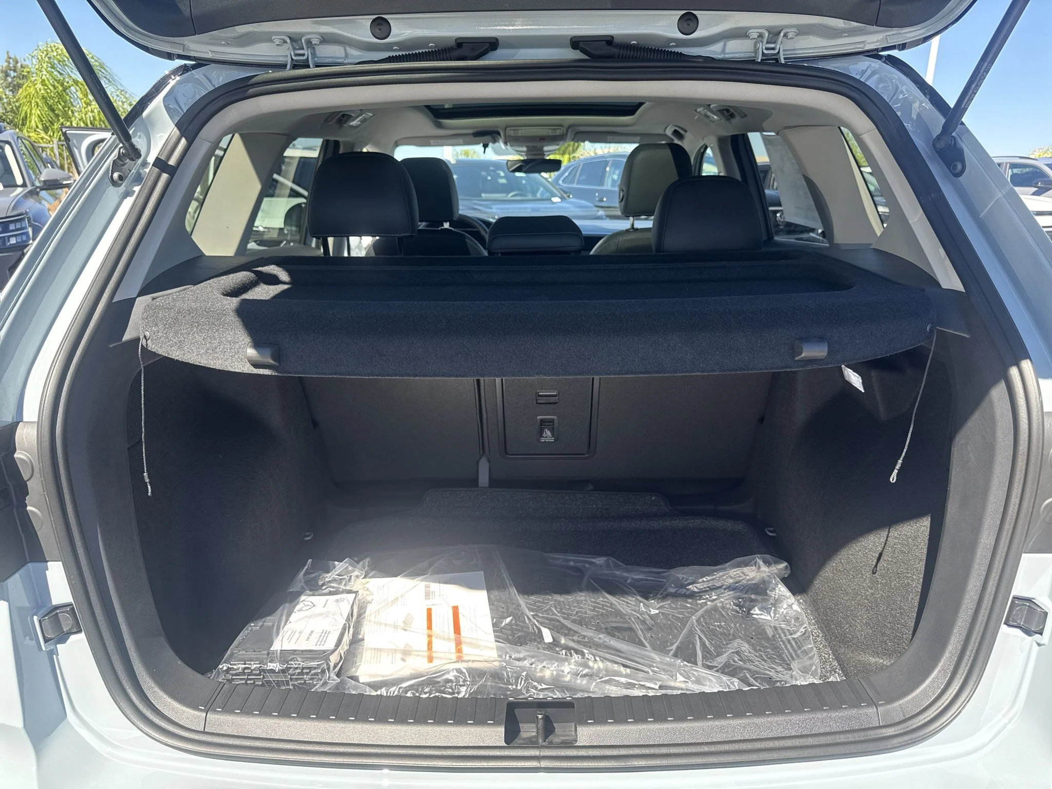 New 2027 Monument Gray w/Deep Black Roof Volkswagen SE Black image 33