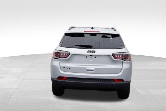 New 2025 Silver Zynith Metallic Clear-Coat Exterior Paint Jeep Altitude Special Edition image 4