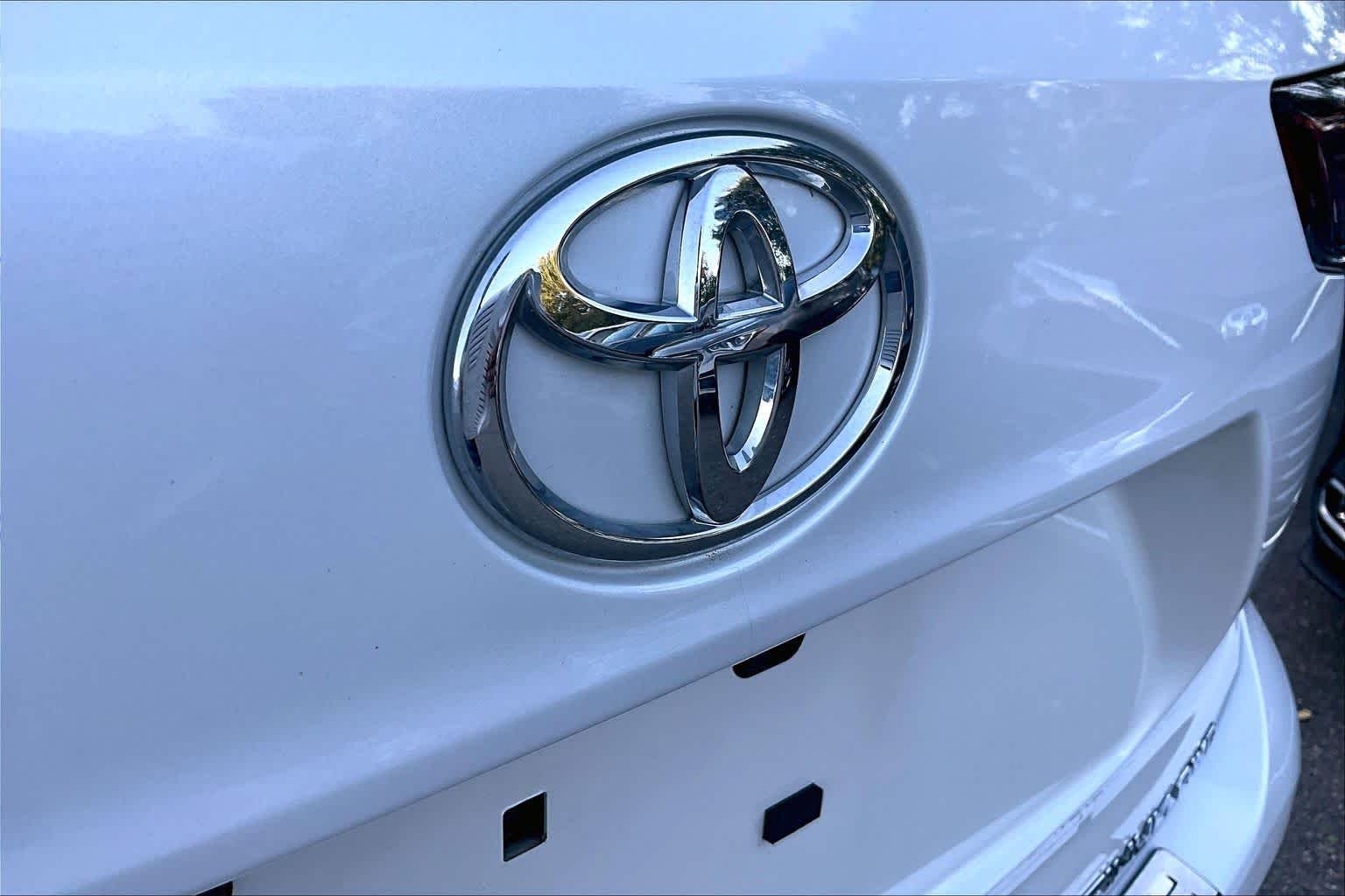Used 2024 Wind Chill Pearl Toyota Platinum image 29