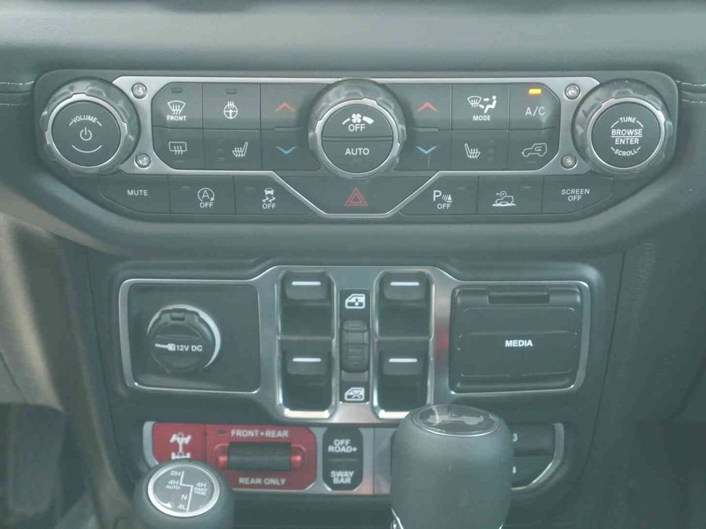New 2026 Bright White Clear-Coat Exterior Paint Jeep  image 7