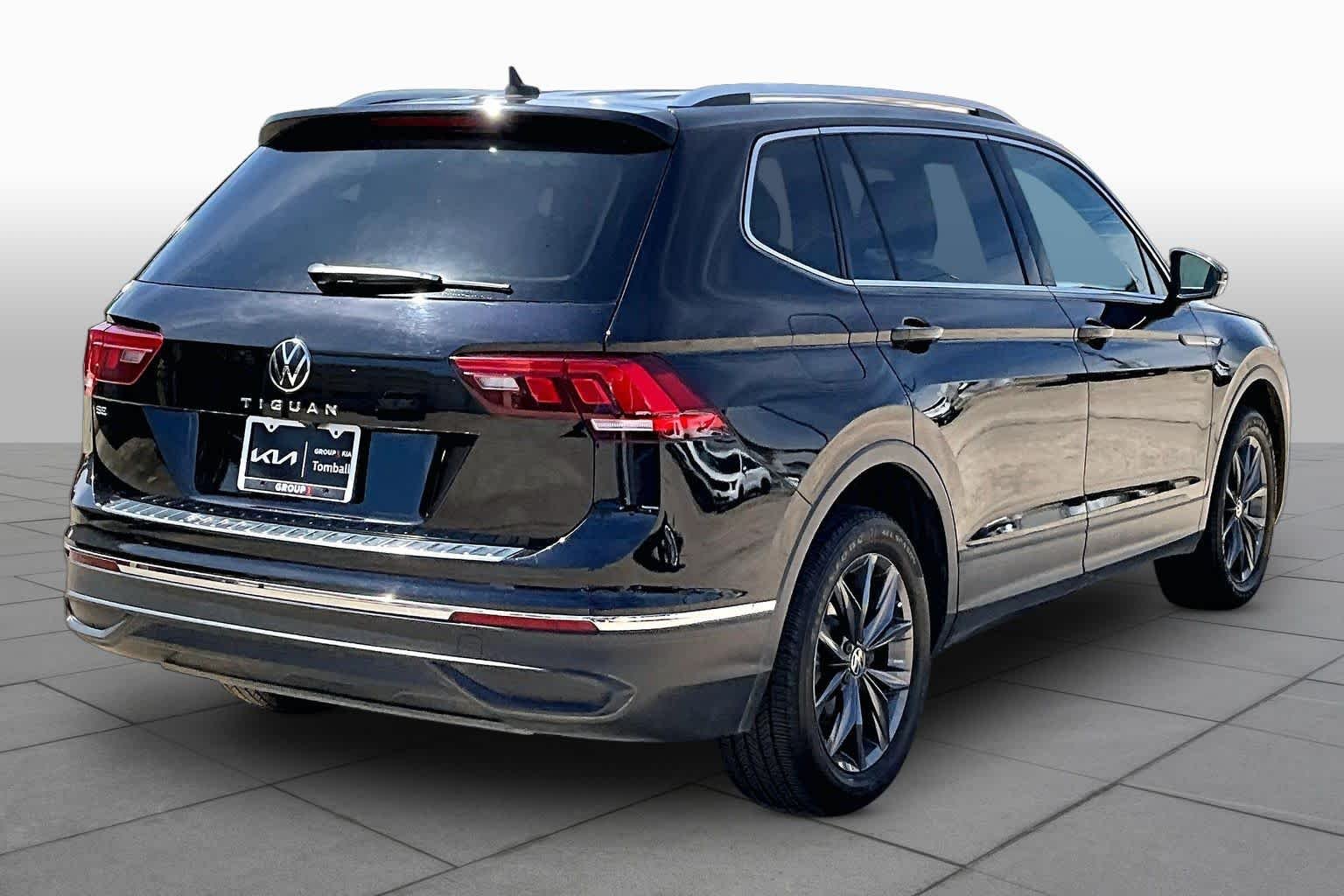 Used 2023 Deep Black Pearl Volkswagen SE image 21