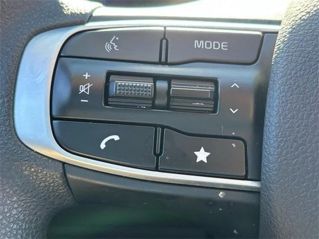 2025 Kia K5 LXS - Photo 24