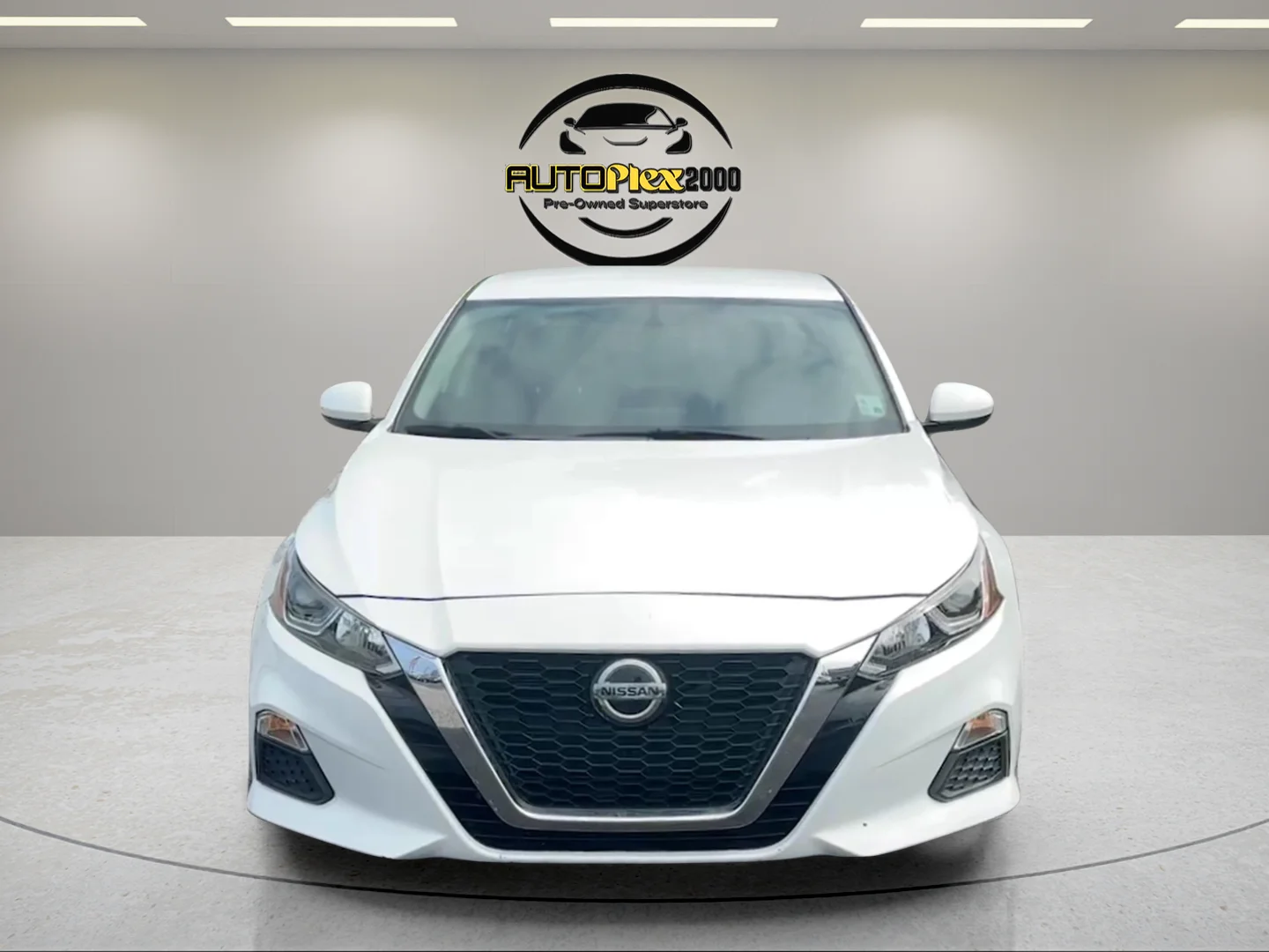 Used 2020 White Nissan 2.5 S image 2
