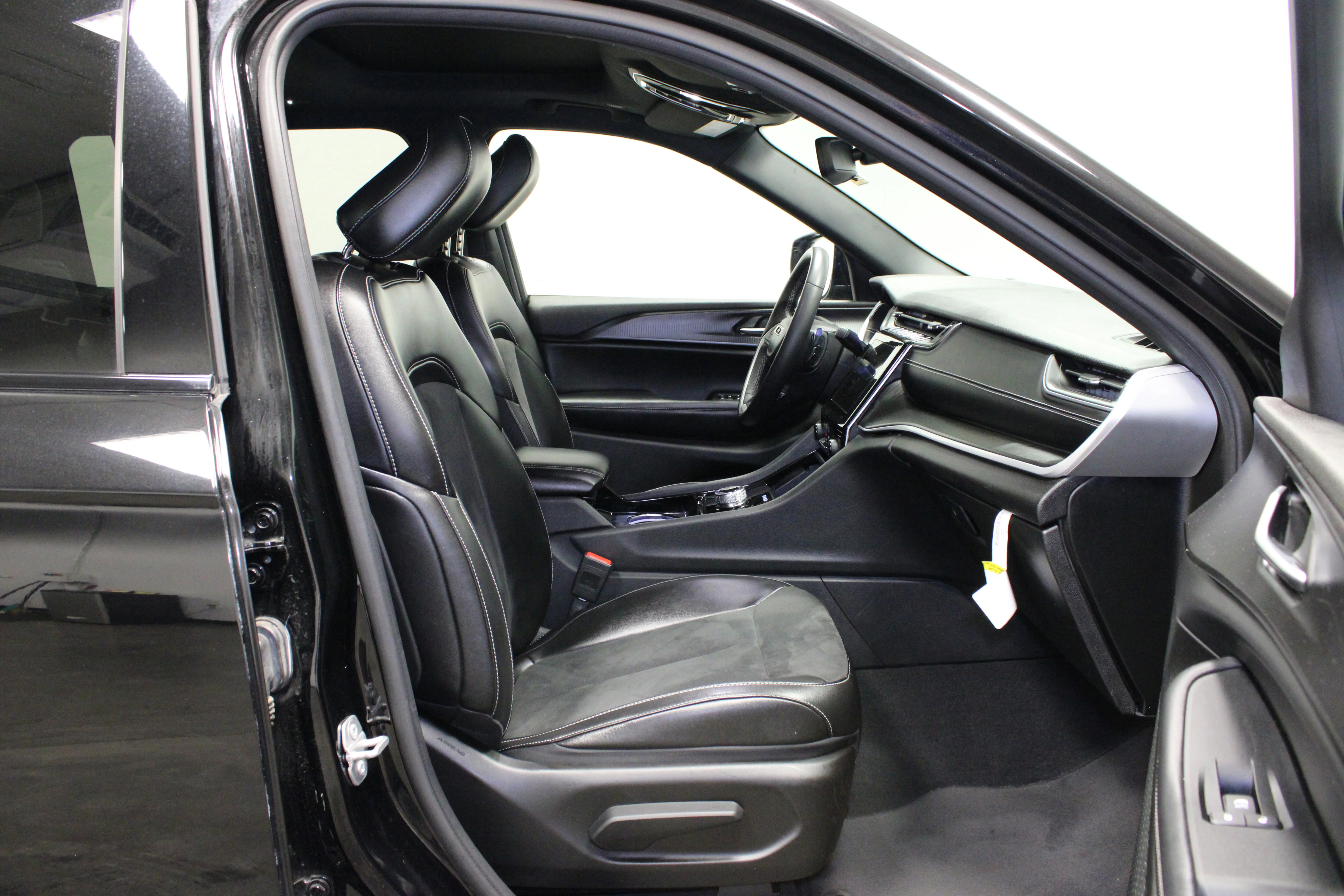 Used 2023 Diamond Black Crystal Pearlcoat Jeep Altitude image 15