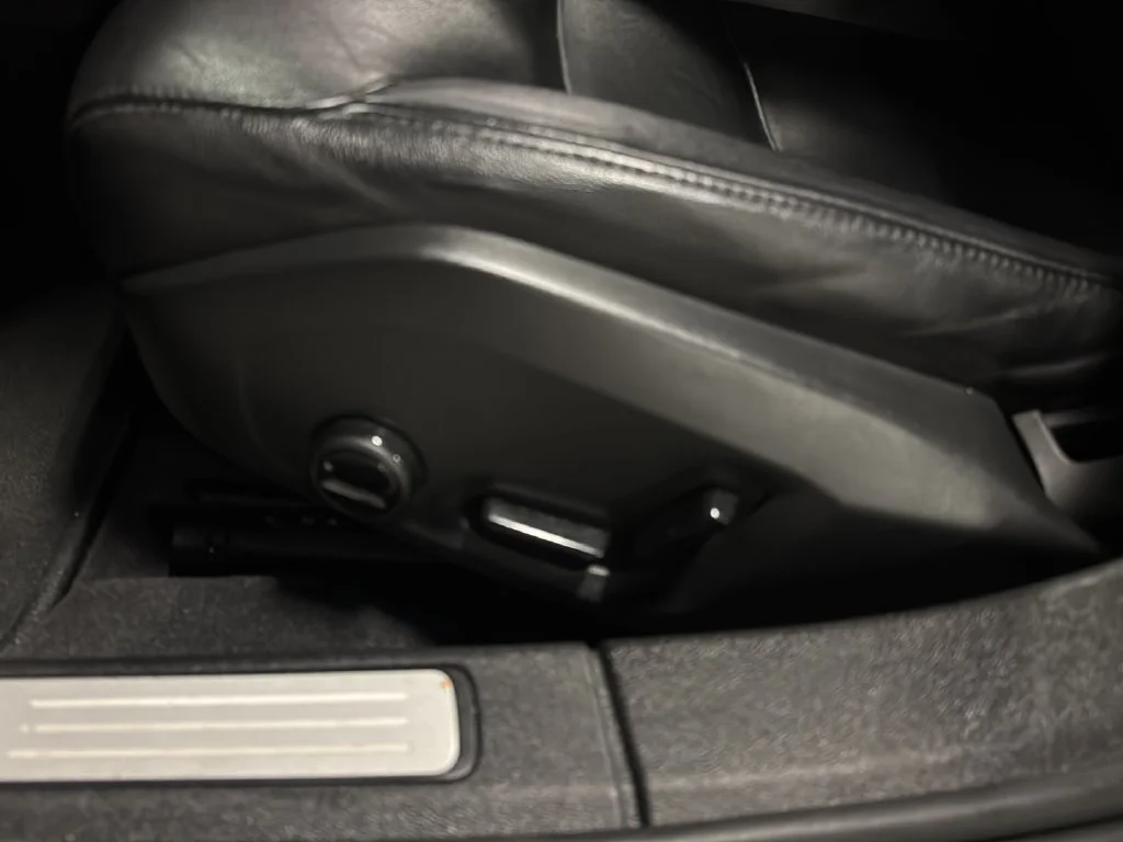Used 2019 Black Volvo T6 Momentum image 18