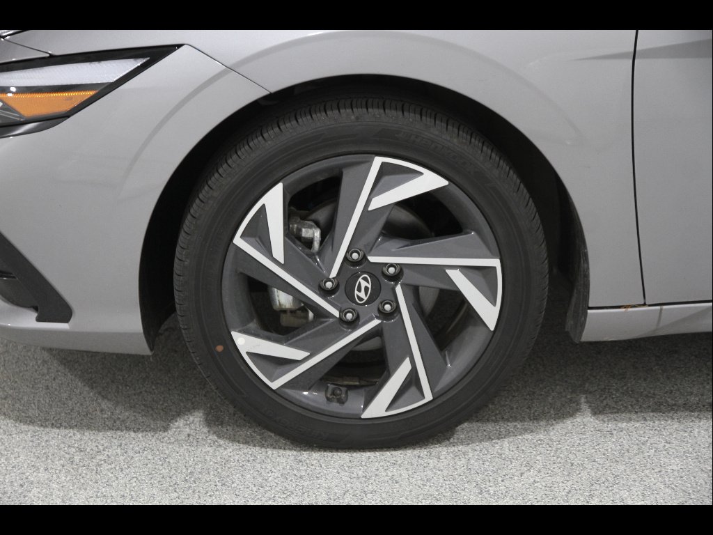 2025 Hyundai Elantra Limited - Photo 21