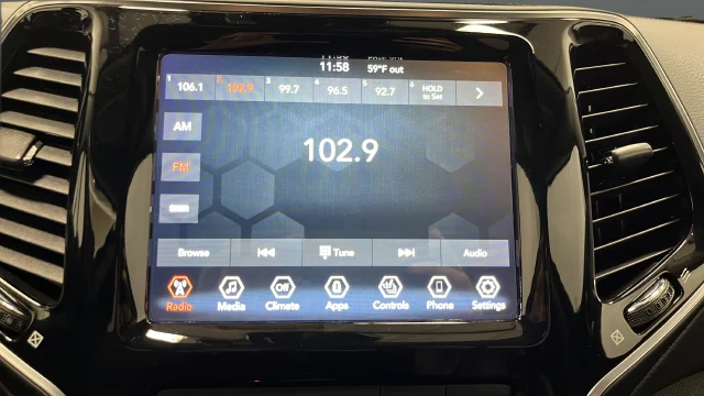 Used 2022 Crystal Metallic Jeep Limited image 15