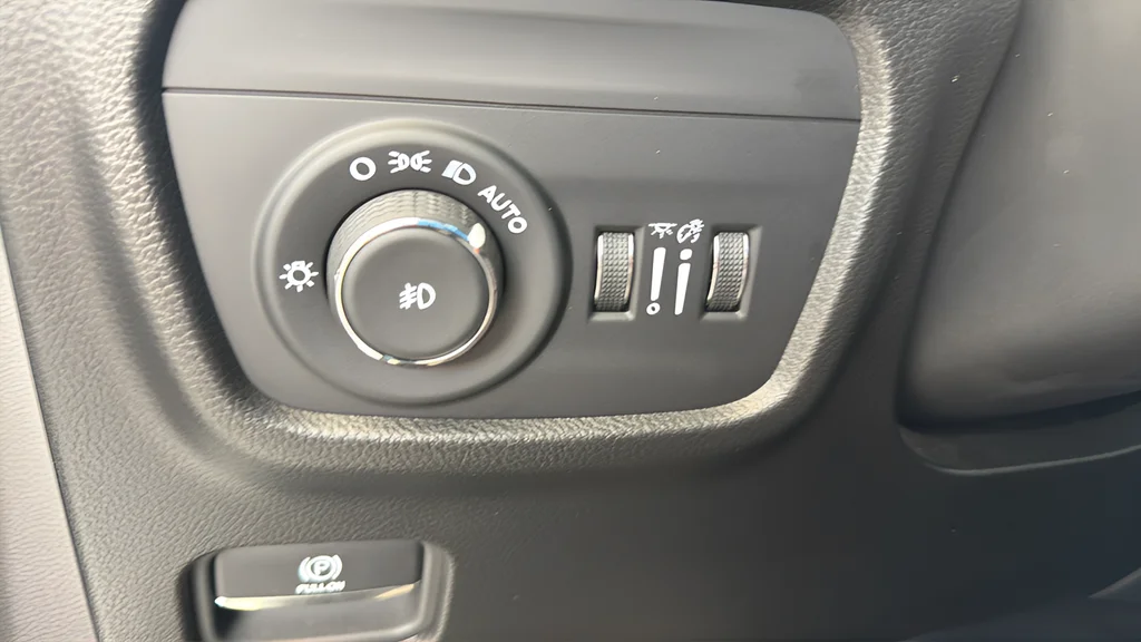 Used 2025 White Jeep Overland image 21