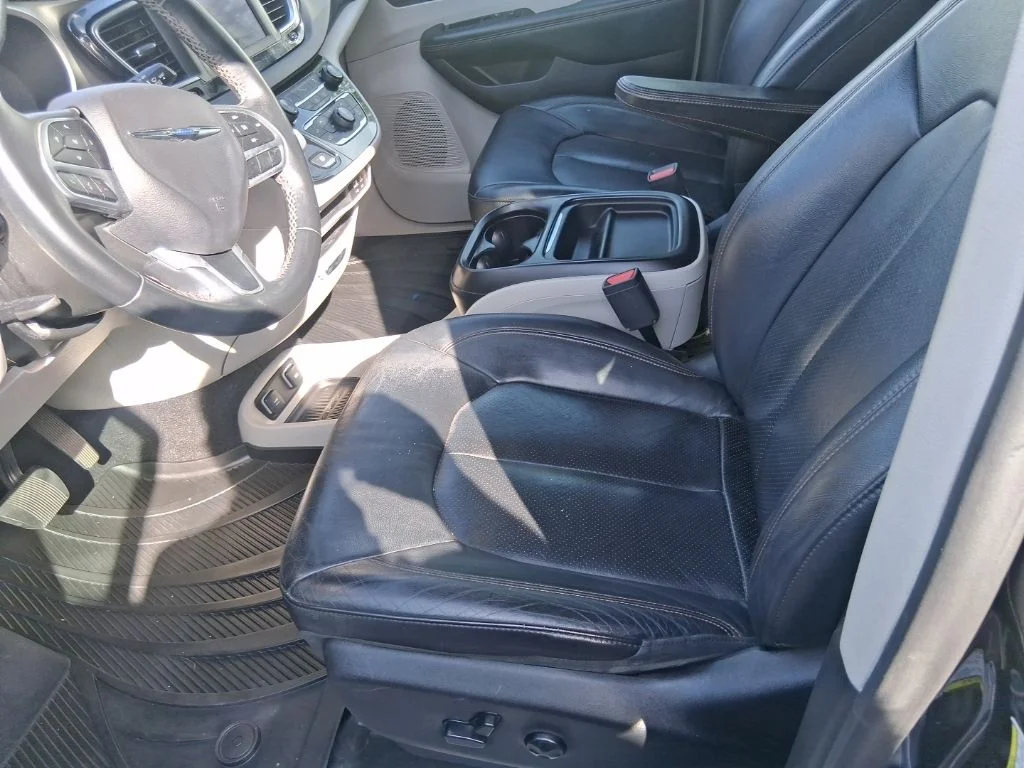 Used 2018 Gray Chrysler Touring L image 12