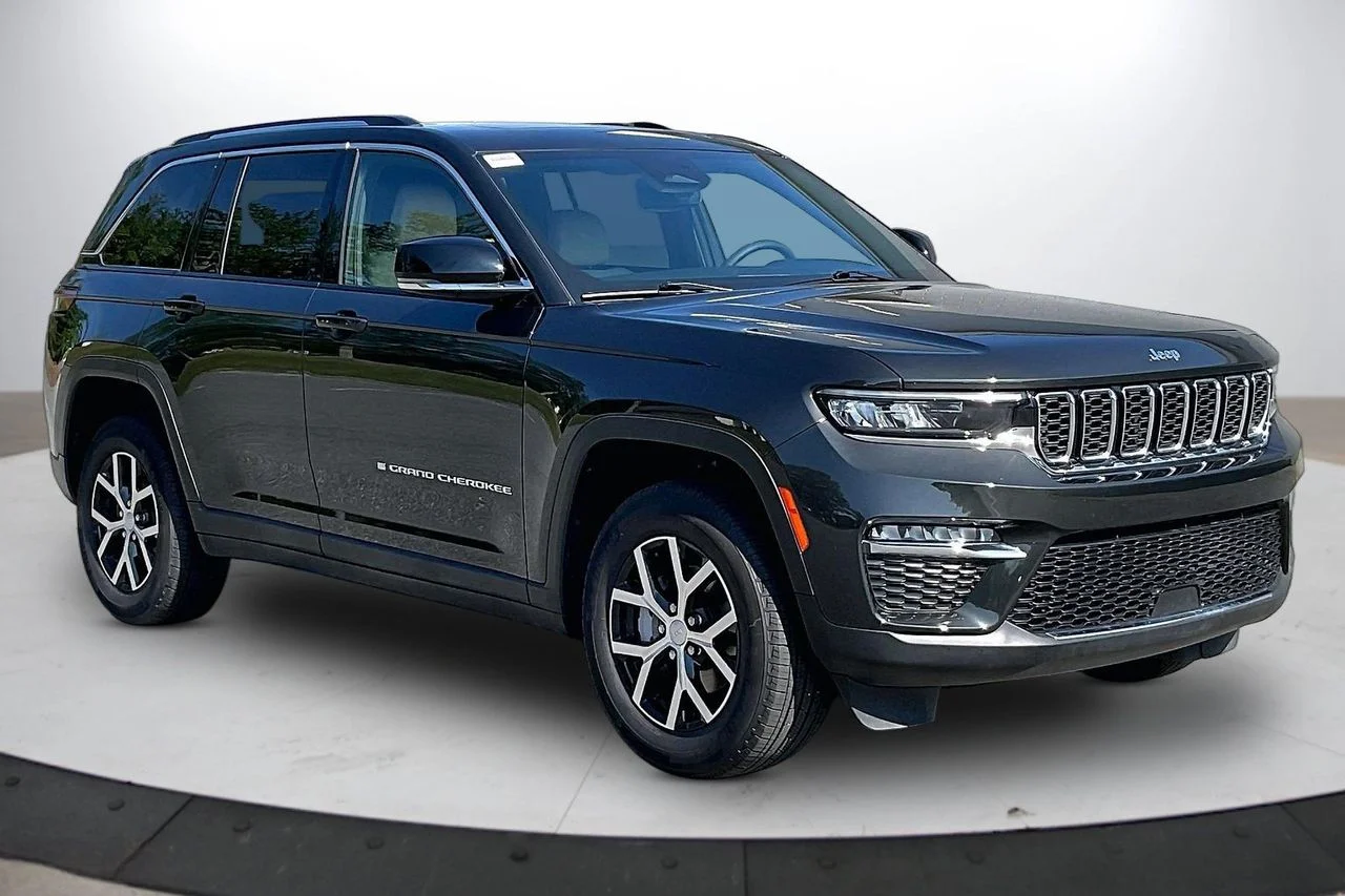 Certified Used 2023  Jeep Limited image 2