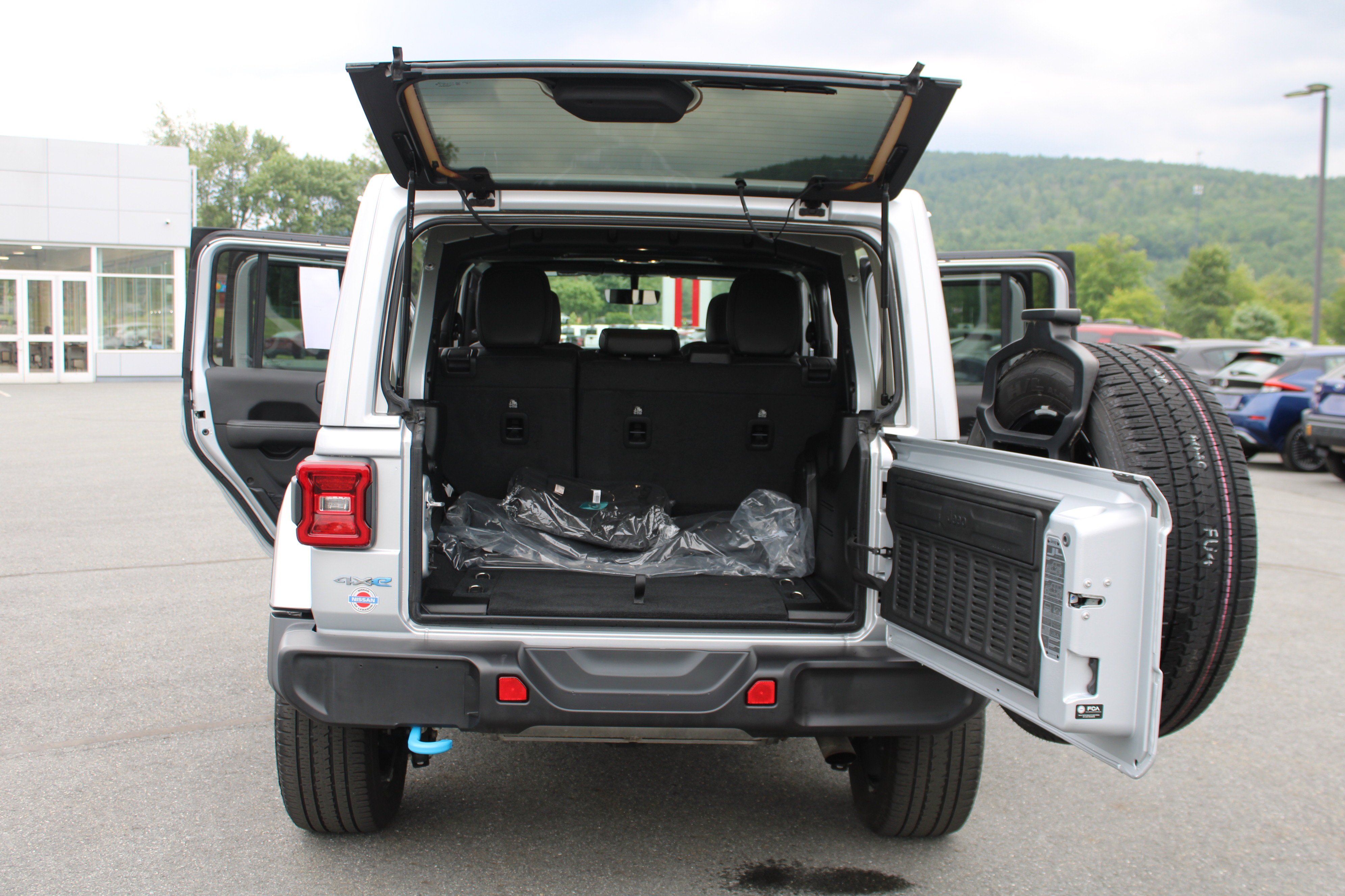 Used 2023 Silver Zynith Clearcoat Jeep Sahara image 19