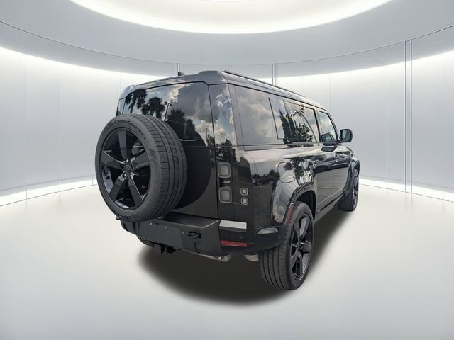 New 2026 Santorini Black Land Rover X-Dynamic SE image 5